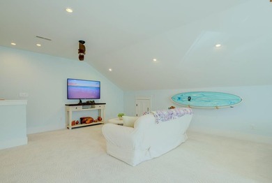 Phenomenally maintained 1.5 story Beach Cottage. 3 bedrooms, 2 - photo 36