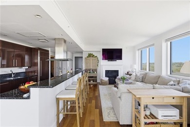 Set high above the shoreline in the prestigious Carnegie Tower - photo 6
