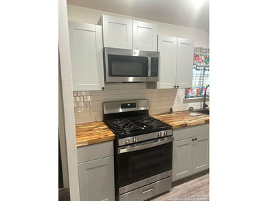 *The charming single residence in the zipcode 78221 offers