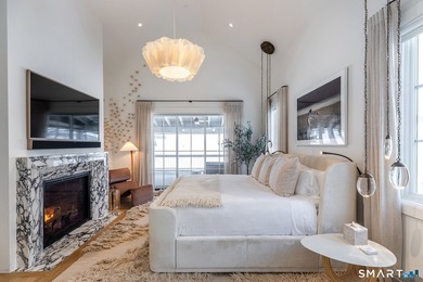 Refined Luxury. Rare Direct Lakefront Home within the Coveted - photo 14