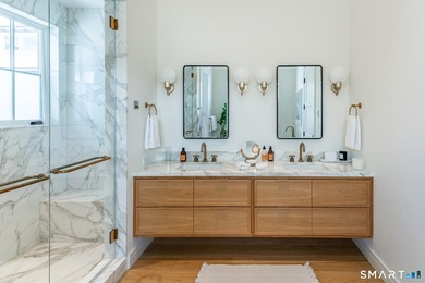 Refined Luxury. Rare Direct Lakefront Home within the Coveted - photo 15