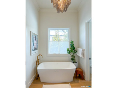 Refined Luxury. Rare Direct Lakefront Home within the Coveted - photo 16