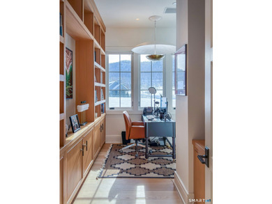 Refined Luxury. Rare Direct Lakefront Home within the Coveted - photo 17