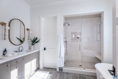 Refined Luxury. Rare Direct Lakefront Home within the Coveted - photo 19