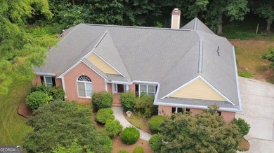 Welcome home to this beautifully maintained 3-sided brick ranch - photo 1