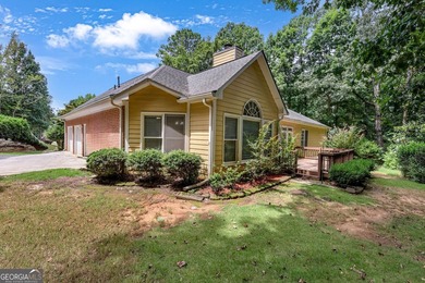 Welcome home to this beautifully maintained 3-sided brick ranch - photo 4