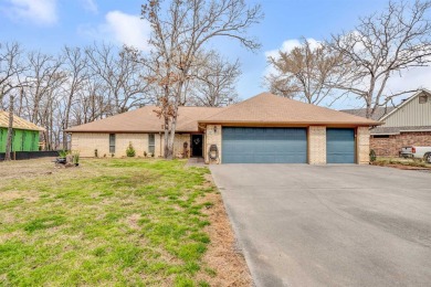 Check out this 3 bedroom 2 bath cutie on the 8th hole @ Pinnacle - Lake Home For Sale in Mabank, Texas