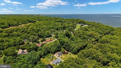 WELCOME HOME! SITUATED IN A QUIET RIVERFRONT COMMUNITY, THIS - photo 2