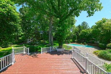 Welcome to 4 Hampton Court, where exceptional layout, property - photo 37