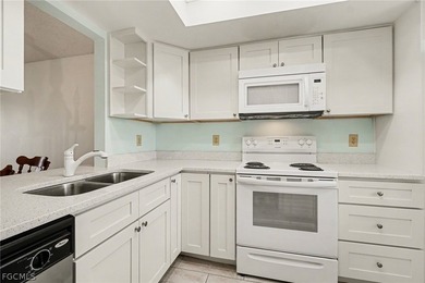 Welcome to your new home in Cape Coral! This cozy condo offers - photo 6