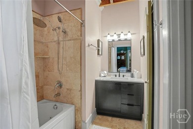 Ideally located in the heart of Savannah's National Historic - photo 28