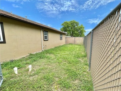 Flour Bluff District presents an impressive three-bedroom - photo 31