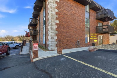 Lake Taneycomo Condo For Sale in Hollister Missouri