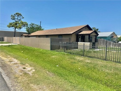 Flour Bluff District presents an impressive three-bedroom - photo 36