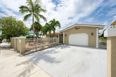 (private lake, pond, creek) Home For Sale in Key Haven Florida