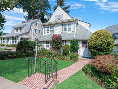 (private lake, pond, coastal) Home Sale Pending in Douglaston New York