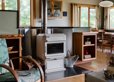 Sauvie Island move-in ready waterfront chalet. Situated on 1.79 - photo 22