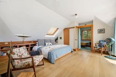 Sauvie Island move-in ready waterfront chalet. Situated on 1.79 - photo 27