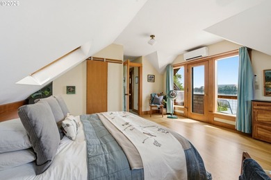 Sauvie Island move-in ready waterfront chalet. Situated on 1.79 - photo 28
