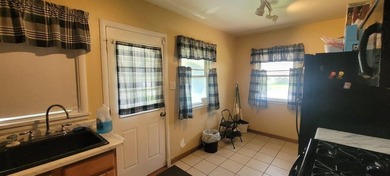 Amazing opportunity to build equity in this three bed one bath - photo 5