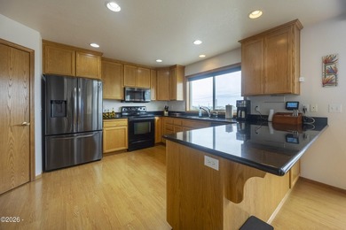 Beautifully maintained Oregon Coast home has just become - photo 12