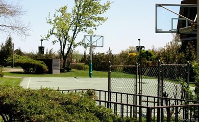 Fabulous Bay Club Gated Community. 24 hour security. Doorman & - photo 9