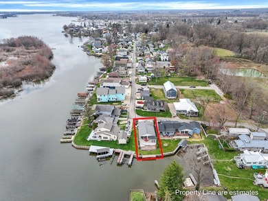 Imagine a charming lake house nestled right on the water's edge - photo 2
