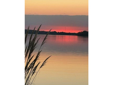 Imagine a charming lake house nestled right on the water's edge - photo 6