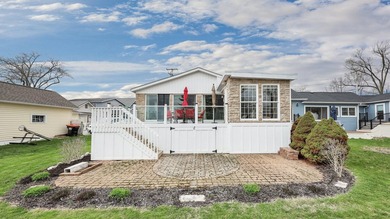 Imagine a charming lake house nestled right on the water's edge - photo 7