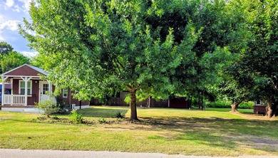This charming tiny home at Lake Holbrook in Mineola, TX, blends - photo 13