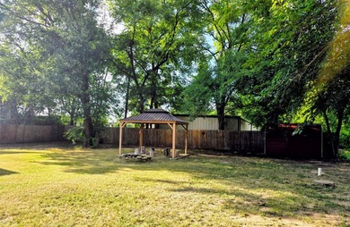 This charming tiny home at Lake Holbrook in Mineola, TX, blends - photo 14