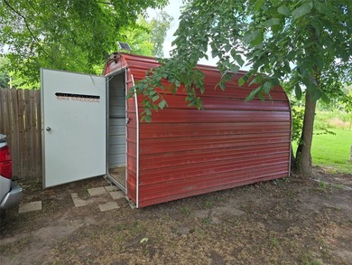 This charming tiny home at Lake Holbrook in Mineola, TX, blends - photo 16