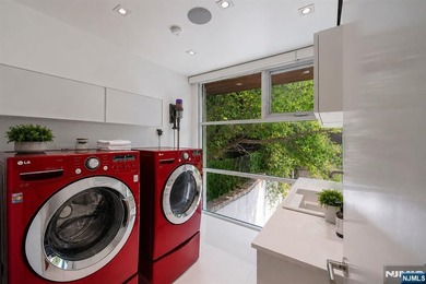 Experience modern luxury in this custom-built contemporary - photo 38