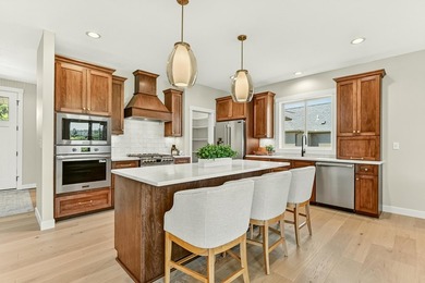 Exceptional craftsmanship, charm & high-end finishes throughout - photo 3