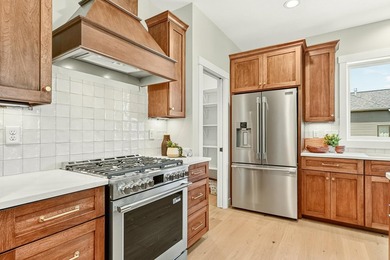 Exceptional craftsmanship, charm & high-end finishes throughout - photo 5