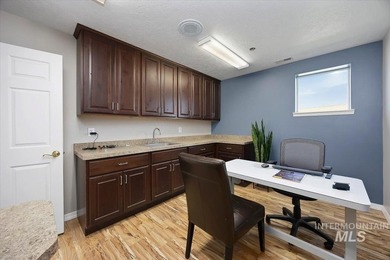 Exceptional commercial opportunity in a prime location on - photo 12