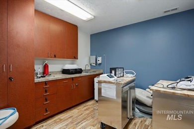 Exceptional commercial opportunity in a prime location on - photo 15