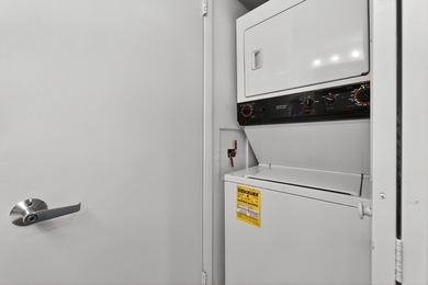 Stunning condo with desirable SE exposure, filling the space - photo 16