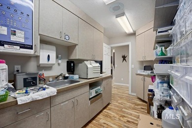 Exceptional commercial opportunity in a prime location on - photo 26