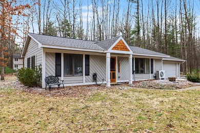 Charming 2-Bedroom Home in Royal South - Steps from Lake Laura & - photo 1