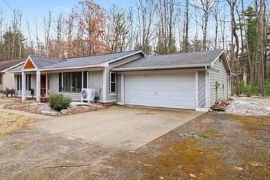 Charming 2-Bedroom Home in Royal South - Steps from Lake Laura & - photo 2