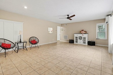Charming 2-Bedroom Home in Royal South - Steps from Lake Laura & - photo 4
