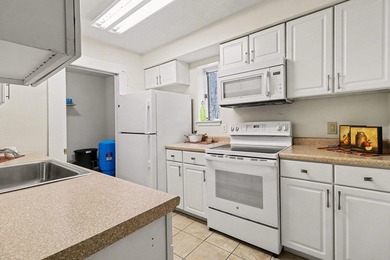 Charming 2-Bedroom Home in Royal South - Steps from Lake Laura & - photo 7