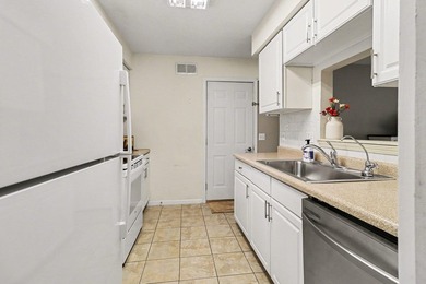 Charming 2-Bedroom Home in Royal South - Steps from Lake Laura & - photo 8