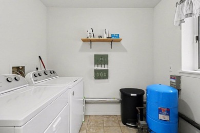 Charming 2-Bedroom Home in Royal South - Steps from Lake Laura & - photo 9