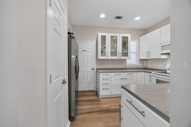 Bright, inviting and move in ready! This pristinely kept - photo 16