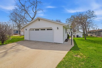 Opportunity to own a 5 bedroom/2 bath home on beautiful Green - photo 11