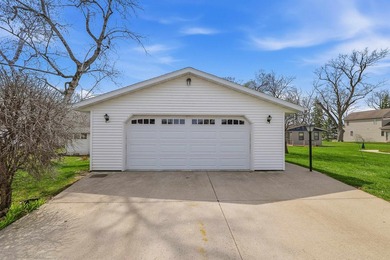 Opportunity to own a 5 bedroom/2 bath home on beautiful Green - photo 12