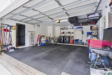 Wel maintained 3BR/2BA home with a 2 car garage in the gated - photo 23
