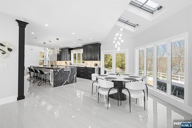 Wake up each day to breathtaking lakefront views in this - photo 8